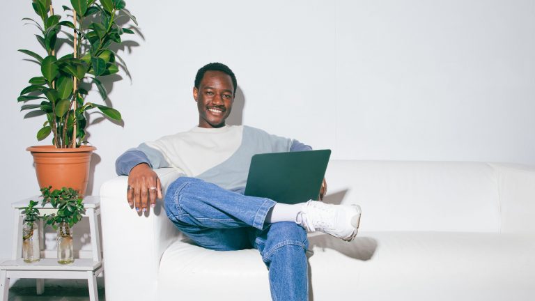 Travailler à l’international : Les opportunités pour les négociateurs technico-commerciaux en 2025