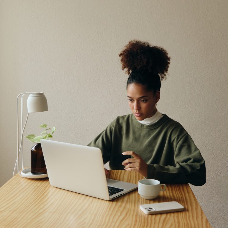 Le métier de secrétaire-assistante : un pilier indispensable en entreprise